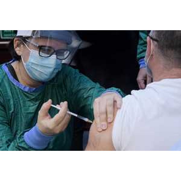 Una fase delle operazioni di vaccinazione compiute oggi nella sede della Protezione civile di Palmanova - Una fase delle operazioni di vaccinazione compiute oggi nella sede della Protezione civile di Palmanova 