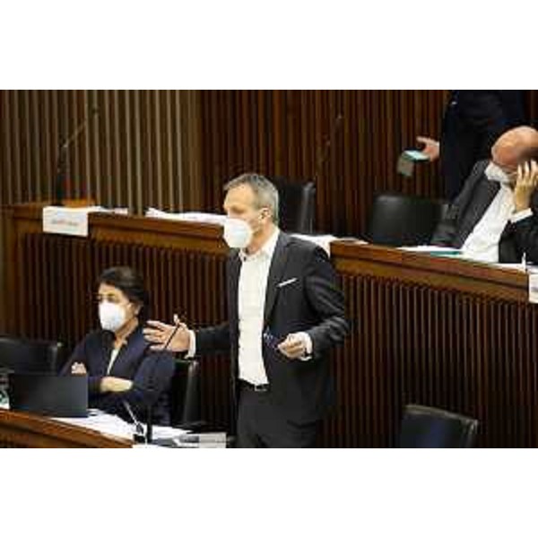 I consiglieri Francesco Russo e Mariagrazia Santoro (Pd) con il collega Roberto Cosolini alle loro spalle - I consiglieri Francesco Russo e Mariagrazia Santoro (Pd) con il collega Roberto Cosolini alle loro spalle