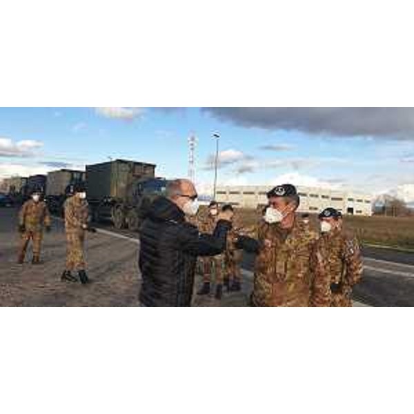 Il vicegornatore Riccardo Riccardi alla partenza del convoglio per la Croazia - Il vicegornatore Riccardo Riccardi alla partenza del convoglio per la Croazia