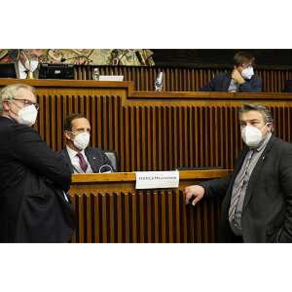 Il governatore Fedriga in Aula con i consiglieri Bordin e Bernardis - Il governatore Fedriga in Aula con i consiglieri Bordin e Bernardis