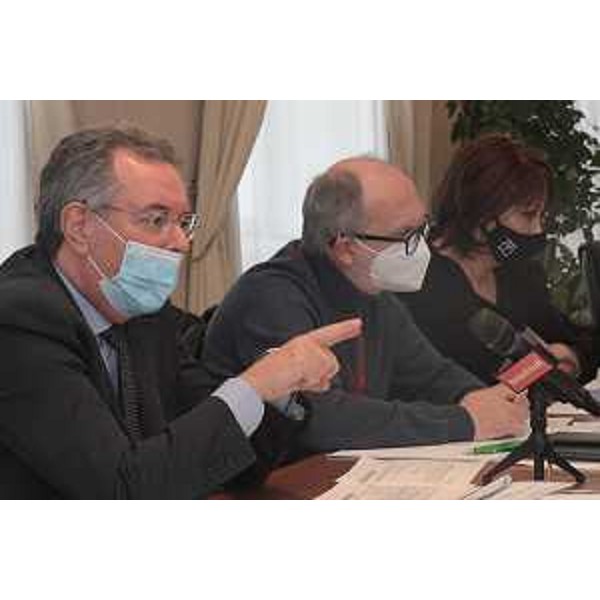 L'assessore alle Infrastrutture Graziano Pizzimenti, il vicegovernatore con delega alla Salute, Riccardo Riccardi e l'assessore all'Istruzione, Alessia Rosolen, nel corso della conferenza di stampa - L'assessore alle Infrastrutture Graziano Pizzimenti, il vicegovernatore con delega alla Salute, Riccardo Riccardi e l'assessore all'Istruzione, Alessia Rosolen, nel corso della conferenza di stampa