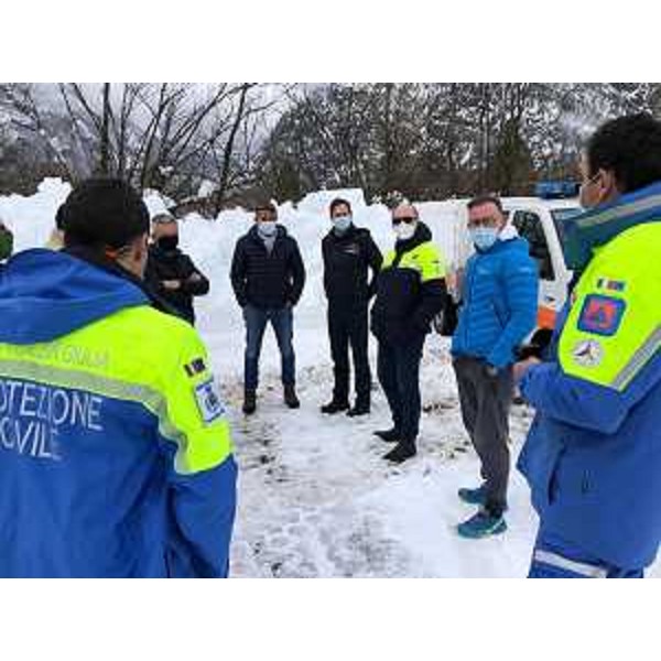 Il vicegovernatore Riccardo Riccardi con i volontari dei Gruppi comunali della Protezione civile Fvg - Il vicegovernatore Riccardo Riccardi con i volontari dei Gruppi comunali della Protezione civile Fvg