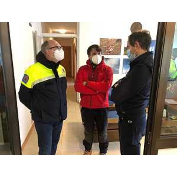 Nelle foto il vicegovernatore Riccardo Riccardi con (al centro) il sindaco di Tolmezzo Francesco Brollo e il direttore della Protezione civile Fvg Amedeo Aristei - Nelle foto il vicegovernatore Riccardo Riccardi con (al centro) il sindaco di Tolmezzo Francesco Brollo e il direttore della Protezione civile Fvg Amedeo Aristei