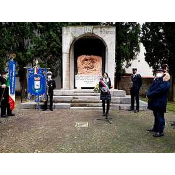 L'assessore regionale al Patrimonio Sebastiano Callari (a destra nella foto) prende parte alla celebrazione della Giornata della Bandiera a Monfalcone. Al microfono il sindaco Anna Cisint - L'assessore regionale al Patrimonio Sebastiano Callari (a destra nella foto) prende parte alla celebrazione della Giornata della Bandiera a Monfalcone. Al microfono il sindaco Anna Cisint