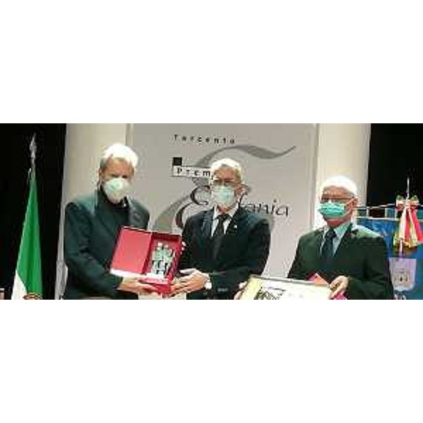 Il presidente Piero Mauro Zanin con i due premiati - Il presidente Piero Mauro Zanin con i due premiati