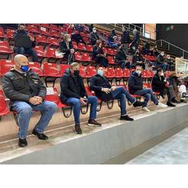 Il pubblico presente al palasporti di Pordenone per la presentazione dei macchinari per la sanificazione dell'ambiente - Il pubblico presente al palasporti di Pordenone per la presentazione dei macchinari per la sanificazione dell'ambiente