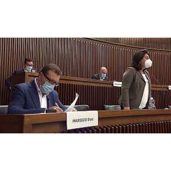 I consiglieri regionali Marsilio e Santoro (Pd) in Aula - I consiglieri regionali Marsilio e Santoro (Pd) in Aula