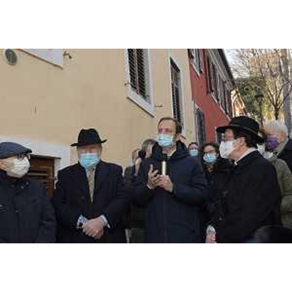 Il governatore Fedriga durante la posa, a Trieste, della prima delle tredici nuove pietre d'inciampo - Il governatore Fedriga durante la posa, a Trieste, della prima delle tredici nuove pietre d'inciampo