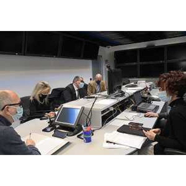 Il vicegovernatore Riccardo Riccardi con i rappresentanti di categaria dei farmacisti al momento della sigla del protocollo - Il vicegovernatore Riccardo Riccardi con i rappresentanti di categaria dei farmacisti al momento della sigla del protocollo