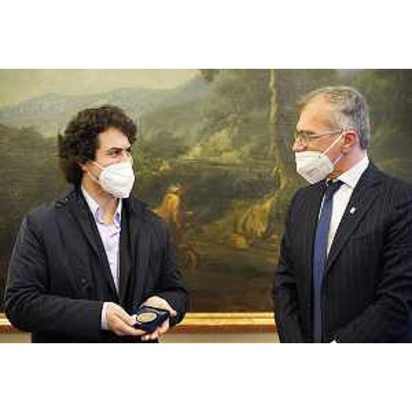 Il presidente del Cr Fvg, Piero Mauro Zanin, premia il pianista friulano Sebastian Di Bin - Il presidente del Cr Fvg, Piero Mauro Zanin, premia il pianista friulano Sebastian Di Bin