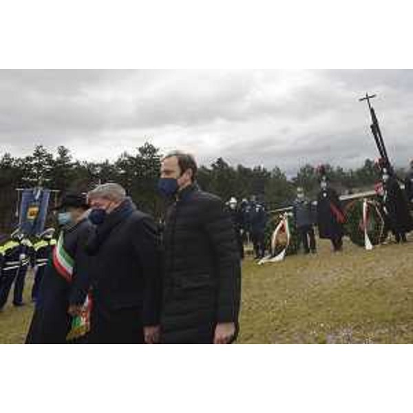 Il governatore Fedriga alla cerimonia tenutasi al monumento nazionale della Foiba di Basovizza nella ricorrenza del Giorno del Ricordo. Al suo fianco il prefetto Valenti e il sindaco di Trieste Dipiazza. - Il governatore Fedriga alla cerimonia tenutasi al monumento nazionale della Foiba di Basovizza nella ricorrenza del Giorno del Ricordo. Al suo fianco il prefetto Valenti e il sindaco di Trieste Dipiazza.