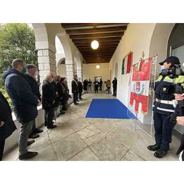Le autorità presenti alla cerimonia svoltasi nel chiostro della Biblioteca di Pordenone - Le autorità presenti alla cerimonia svoltasi nel chiostro della Biblioteca di Pordenone