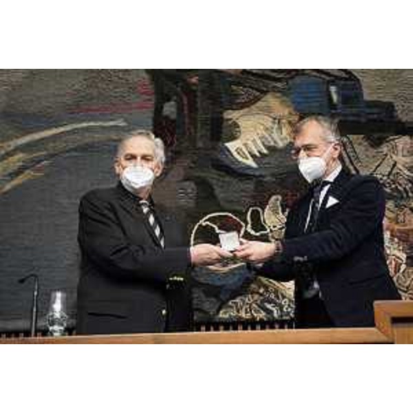 Il presidente del Cr Fvg, Piero Mauro Zanin (a dx), consenga un riconoscimento a Paolo Sardos Albertini, presidente della Lega Nazionale e del Comitato Martiri delle Foibe - Il presidente del Cr Fvg, Piero Mauro Zanin (a dx), consenga un riconoscimento a Paolo Sardos Albertini, presidente della Lega Nazionale e del Comitato Martiri delle Foibe