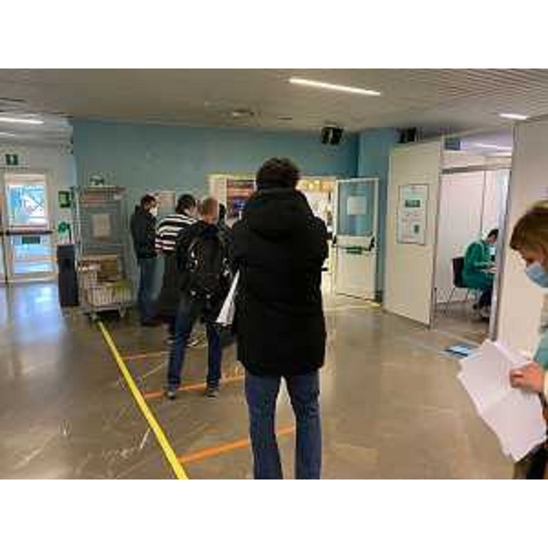 Personale dell'Università di Trieste in coda per effettuare la vaccinazione anticovid organizzata dalla Regione - Personale dell'Università di Trieste in coda per effettuare la vaccinazione anticovid organizzata dalla Regione 