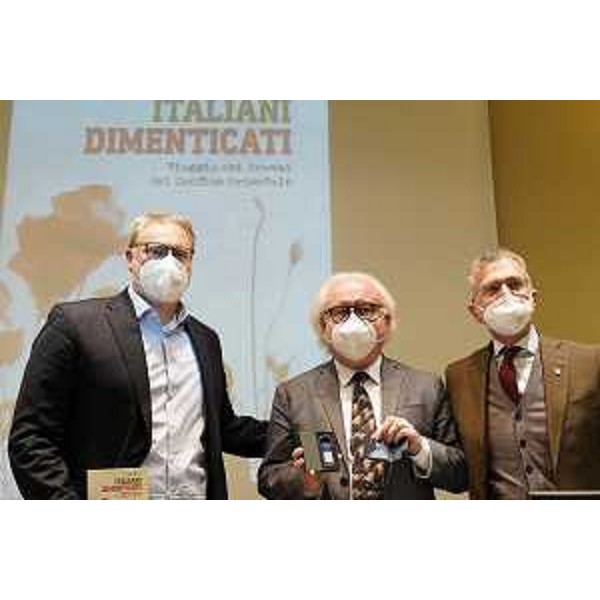 Il presidente del Cr Fvg, Piero Mauro Zanin (a dx), con lo scrittore Mauro Tonino e il capogruppo della Lega, Mauro Bordin (a sx) - Il presidente del Cr Fvg, Piero Mauro Zanin (a dx), con lo scrittore Mauro Tonino e il capogruppo della Lega, Mauro Bordin (a sx)