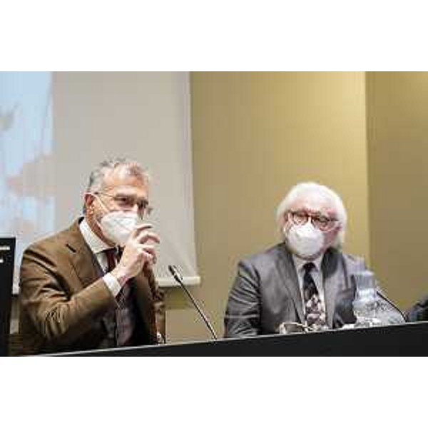 Il presidente del Cr Fvg, Piero Mauro Zanin (a sx), con lo scrittore Mauro Tonino - Il presidente del Cr Fvg, Piero Mauro Zanin (a sx), con lo scrittore Mauro Tonino