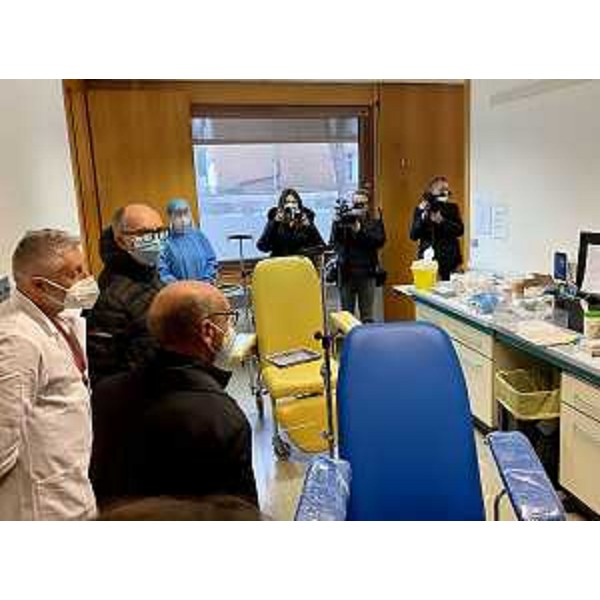 Il vicegovernatore del Friuli Venezia Giulia con delega alla Salute, Riccardo Riccardi, allOspedale Santa Maria della Misericordia di Udine allavvio della campagna vaccinale contro il Covid-19 per il personale dellAteneo friulano, alla presenza del rettore Roberto Pinton. - Il vicegovernatore del Friuli Venezia Giulia con delega alla Salute, Riccardo Riccardi, allOspedale Santa Maria della Misericordia di Udine allavvio della campagna vaccinale contro il Covid-19 per il personale dellAteneo friulano, alla presenza del rettore Roberto Pinton.
