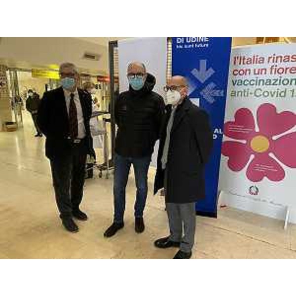 Il vicegovernatore del Friuli Venezia Giulia con delega alla Salute, Riccardo Riccardi, allOspedale Santa Maria della Misericordia di Udine allavvio della campagna vaccinale contro il Covid-19 per il personale dellAteneo friulano, alla presenza del rettore Roberto Pinton e dei vertici dellAzienda sanitaria universitaria Friuli Occidentale (Asufc). - Il vicegovernatore del Friuli Venezia Giulia con delega alla Salute, Riccardo Riccardi, allOspedale Santa Maria della Misericordia di Udine allavvio della campagna vaccinale contro il Covid-19 per il personale dellAteneo friulano, alla presenza del rettore Roberto Pinton e dei vertici dellAzienda sanitaria universitaria Friuli Occidentale (Asufc).