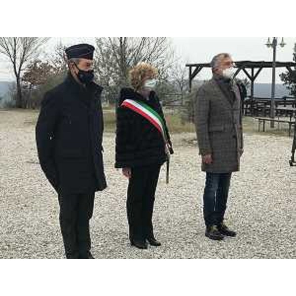 Da sx, il generale Michele Ladislao, il vicesindaco di Doberdò del Lago, Vlasta Jarc, e il presidente del Cr Fvg, Piero Mauro Zanin - Da sx, il generale Michele Ladislao, il vicesindaco di Doberdò del Lago, Vlasta Jarc, e il presidente del Cr Fvg, Piero Mauro Zanin