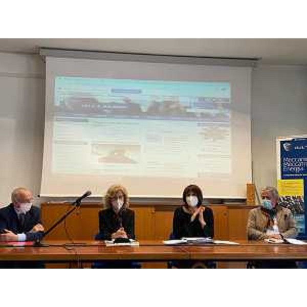 L'assessore all'Istruzione, Alessia Rosolen alla presentzione dell'accordo e assieme al presidente del Cluster arredo legno, Franco Di Fonzo - L'assessore all'Istruzione, Alessia Rosolen alla presentzione dell'accordo e assieme al presidente del Cluster arredo legno, Franco Di Fonzo