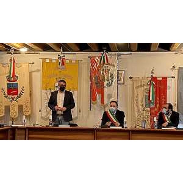 Un momento della cerimonia di sottoscrizione dellaccordo di collaborazione tra i Comuni di Cormons, Capriva del Friuli, Dolegna del Collio, Farra dIsonzo, Mariano del Friuli, Medea, Moraro, Mossa, San Floriano del Collio e San Lorenzo Isontino, avvenuta a Cormons alla presenza dei 10 sindaci coinvolti e dellassessore regionale alle Autonomie locali, Pierpaolo Roberti. - Un momento della cerimonia di sottoscrizione dellaccordo di collaborazione tra i Comuni di Cormons, Capriva del Friuli, Dolegna del Collio, Farra dIsonzo, Mariano del Friuli, Medea, Moraro, Mossa, San Floriano del Collio e San Lorenzo Isontino, avvenuta a Cormons alla presenza dei 10 sindaci coinvolti e dellassessore regionale alle Autonomie locali, Pierpaolo Roberti.