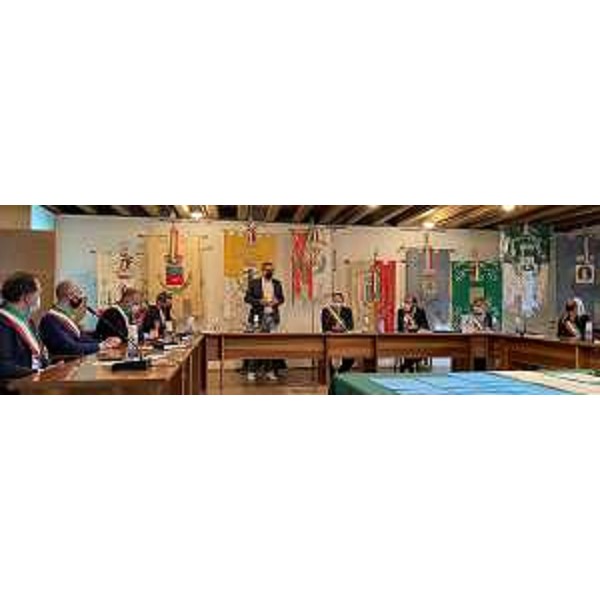 Un momento della cerimonia di sottoscrizione dellaccordo di collaborazione tra i Comuni di Cormons, Capriva del Friuli, Dolegna del Collio, Farra dIsonzo, Mariano del Friuli, Medea, Moraro, Mossa, San Floriano del Collio e San Lorenzo Isontino, avvenuta a Cormons alla presenza dei 10 sindaci coinvolti e dellassessore regionale alle Autonomie locali, Pierpaolo Roberti. - Un momento della cerimonia di sottoscrizione dellaccordo di collaborazione tra i Comuni di Cormons, Capriva del Friuli, Dolegna del Collio, Farra dIsonzo, Mariano del Friuli, Medea, Moraro, Mossa, San Floriano del Collio e San Lorenzo Isontino, avvenuta a Cormons alla presenza dei 10 sindaci coinvolti e dellassessore regionale alle Autonomie locali, Pierpaolo Roberti.