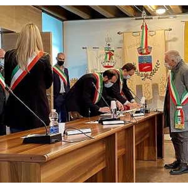 Un momento della cerimonia di sottoscrizione dellaccordo di collaborazione tra i Comuni di Cormons, Capriva del Friuli, Dolegna del Collio, Farra dIsonzo, Mariano del Friuli, Medea, Moraro, Mossa, San Floriano del Collio e San Lorenzo Isontino, avvenuta a Cormons alla presenza dei 10 sindaci coinvolti e dellassessore regionale alle Autonomie locali, Pierpaolo Roberti. - Un momento della cerimonia di sottoscrizione dellaccordo di collaborazione tra i Comuni di Cormons, Capriva del Friuli, Dolegna del Collio, Farra dIsonzo, Mariano del Friuli, Medea, Moraro, Mossa, San Floriano del Collio e San Lorenzo Isontino, avvenuta a Cormons alla presenza dei 10 sindaci coinvolti e dellassessore regionale alle Autonomie locali, Pierpaolo Roberti.