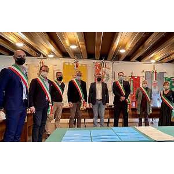 Un momento della cerimonia di sottoscrizione dellaccordo di collaborazione tra i Comuni di Cormons, Capriva del Friuli, Dolegna del Collio, Farra dIsonzo, Mariano del Friuli, Medea, Moraro, Mossa, San Floriano del Collio e San Lorenzo Isontino, avvenuta a Cormons alla presenza dei 10 sindaci coinvolti e dellassessore regionale alle Autonomie locali, Pierpaolo Roberti. - Un momento della cerimonia di sottoscrizione dellaccordo di collaborazione tra i Comuni di Cormons, Capriva del Friuli, Dolegna del Collio, Farra dIsonzo, Mariano del Friuli, Medea, Moraro, Mossa, San Floriano del Collio e San Lorenzo Isontino, avvenuta a Cormons alla presenza dei 10 sindaci coinvolti e dellassessore regionale alle Autonomie locali, Pierpaolo Roberti.