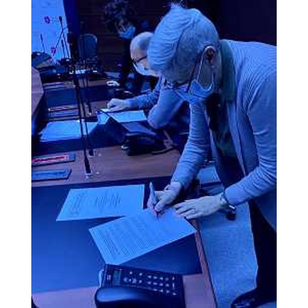 Il vicegovernatore del Friuli Venezia Giulia con delega alla Salute, Riccardo Riccardi, durante la firma dell'accordo stralcio per l'utilizzo delle Risorse aggiuntive regionali (Rar) 2021 con i rappresentanti delle principali organizzazioni sindacali del comparto della sanità. - Il vicegovernatore del Friuli Venezia Giulia con delega alla Salute, Riccardo Riccardi, durante la firma dell'accordo stralcio per l'utilizzo delle Risorse aggiuntive regionali (Rar) 2021 con i rappresentanti delle principali organizzazioni sindacali del comparto della sanità.