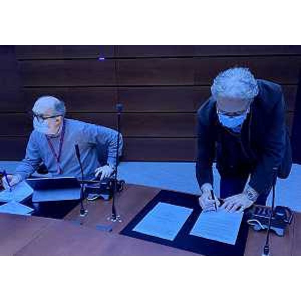 Il vicegovernatore del Friuli Venezia Giulia con delega alla Salute, Riccardo Riccardi, durante la firma dell'accordo stralcio per l'utilizzo delle Risorse aggiuntive regionali (Rar) 2021 con i rappresentanti delle principali organizzazioni sindacali del comparto della sanità. - Il vicegovernatore del Friuli Venezia Giulia con delega alla Salute, Riccardo Riccardi, durante la firma dell'accordo stralcio per l'utilizzo delle Risorse aggiuntive regionali (Rar) 2021 con i rappresentanti delle principali organizzazioni sindacali del comparto della sanità.