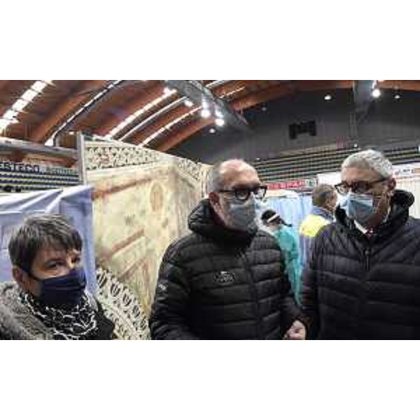 Il vicegovernatore Riccardo Riccardi all'avvio della prima giornata di vaccinazioni over 80 nel palazzetto dello sport di Cividale - Il vicegovernatore Riccardo Riccardi all'avvio della prima giornata di vaccinazioni over 80 nel palazzetto dello sport di Cividale 