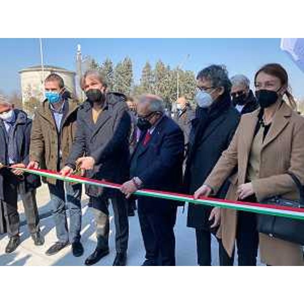 L'assessore regionale Sergio Emidio Bini al taglio del nastro dell'attività di ristorazione "Aromi&sapori" a Pordenone - L'assessore regionale Sergio Emidio Bini al taglio del nastro dell'attività di ristorazione "Aromi&sapori" a Pordenone