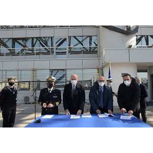 La firma dell'atto di delimitazione dellinvaso di Portopiccolo. Da sinistra il contrammiraglio Vincenzo Vitale, comandante della Capitaneria di porto di Trieste, Ernesto Luca Iovino del Provveditorato interregionale per le opere pubbliche, l'assessore regionale al Demanio Sebastiano Callari e il responsabile regionale dellAgenzia del Demanio Fabio Pisa. - La firma dell'atto di delimitazione dellinvaso di Portopiccolo. Da sinistra il contrammiraglio Vincenzo Vitale, comandante della Capitaneria di porto di Trieste, Ernesto Luca Iovino del Provveditorato interregionale per le opere pubbliche, l'assessore regionale al Demanio Sebastiano Callari e il responsabile regionale dellAgenzia del Demanio Fabio Pisa. 