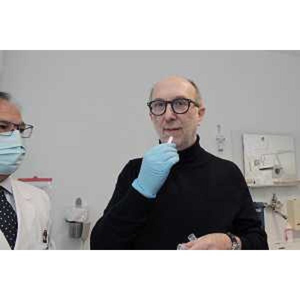 Il vicegovernatore Riccardo Riccardi si sottopone al test molecolare per saliva - Il vicegovernatore Riccardo Riccardi si sottopone al test molecolare per saliva