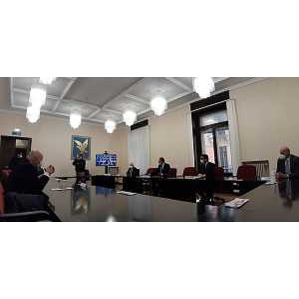 Il tavolo che riunisce i sottoscrittori del progetto pilota italiano di recupero delle capsule esauste di caffè in plastica. Trieste, 17 marzo 2021. - Il tavolo che riunisce i sottoscrittori del progetto pilota italiano di recupero delle capsule esauste di caffè in plastica. Trieste, 17 marzo 2021.