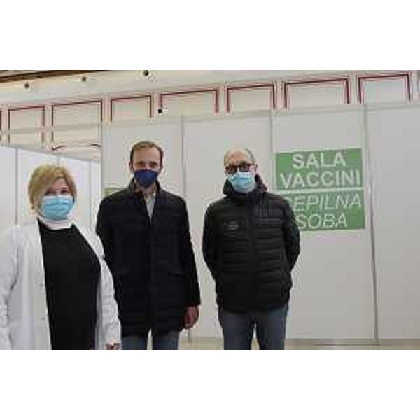 Il governatore Fedriga e il vicegovernatore Riccardi all'interno del Centro Covid di Trieste - Il governatore Fedriga e il vicegovernatore Riccardi all'interno del Centro Covid di Trieste