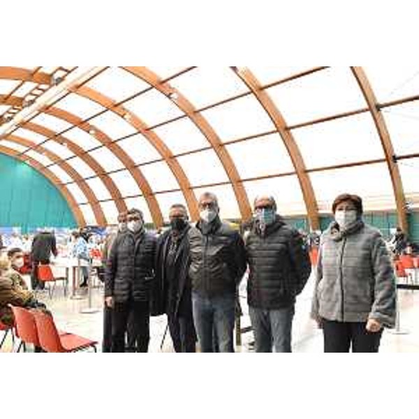 Il vicegovernatore Riccardo Riccardi con il presidente del Consiglio regionale Piero Mauro Zanin e i vertici di Asufc al centro vaccinale massivo di Codroipo - Il vicegovernatore Riccardo Riccardi con il presidente del Consiglio regionale Piero Mauro Zanin e i vertici di Asufc al centro vaccinale massivo di Codroipo