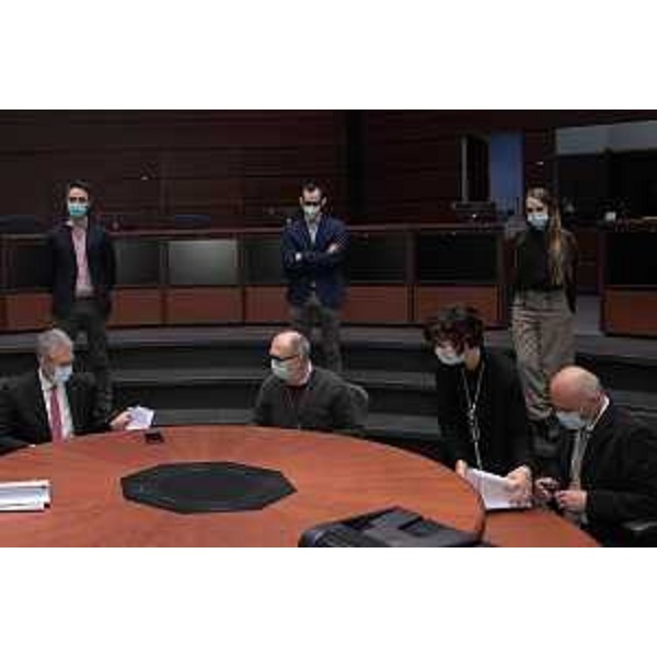 Il vicegovernatore del Friuli Venezia Giulia con delega alla Salute, Riccardo Riccardi, subito dopo la firma dei due protocolli tra la Regione lUniversità di Udine e lAzienda sanitaria universitaria Friuli centrale e tra lAmministrazione regionale, lUniversità di Trieste e lAzienda sanitaria universitaria Giuliano Isontina, relativo allimpiego di questi futuri professionisti del campo medico per la somministrazione dei vaccini. - Il vicegovernatore del Friuli Venezia Giulia con delega alla Salute, Riccardo Riccardi, subito dopo la firma dei due protocolli tra la Regione lUniversità di Udine e lAzienda sanitaria universitaria Friuli centrale e tra lAmministrazione regionale, lUniversità di Trieste e lAzienda sanitaria universitaria Giuliano Isontina, relativo allimpiego di questi futuri professionisti del campo medico per la somministrazione dei vaccini. 