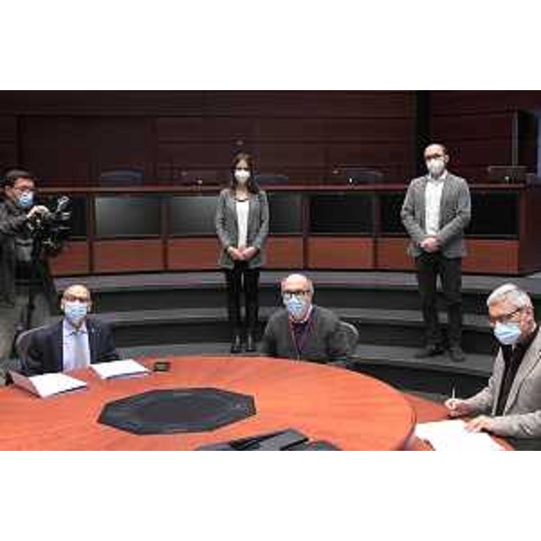 Il vicegovernatore del Friuli Venezia Giulia con delega alla Salute, Riccardo Riccardi, subito dopo la firma dei due protocolli tra la Regione lUniversità di Udine e lAzienda sanitaria universitaria Friuli centrale e tra lAmministrazione regionale, lUniversità di Trieste e lAzienda sanitaria universitaria Giuliano Isontina, relativo allimpiego di questi futuri professionisti del campo medico per la somministrazione dei vaccini. - Il vicegovernatore del Friuli Venezia Giulia con delega alla Salute, Riccardo Riccardi, subito dopo la firma dei due protocolli tra la Regione lUniversità di Udine e lAzienda sanitaria universitaria Friuli centrale e tra lAmministrazione regionale, lUniversità di Trieste e lAzienda sanitaria universitaria Giuliano Isontina, relativo allimpiego di questi futuri professionisti del campo medico per la somministrazione dei vaccini. 