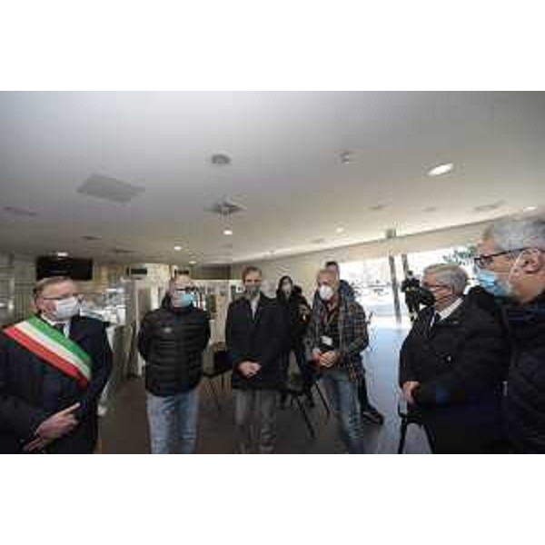 Il governatore del Friuli Venezia Giulia, Massimiliano Fedriga, all'inaugurazione del nuovo centro vaccinale massivo nel padiglione 8 dell'ente Fiera in via della Filatura a Martignacco, assieme al vicegovernatore con delega alla Salute, Riccardo Riccardi. - Il governatore del Friuli Venezia Giulia, Massimiliano Fedriga, all'inaugurazione del nuovo centro vaccinale massivo nel padiglione 8 dell'ente Fiera in via della Filatura a Martignacco, assieme al vicegovernatore con delega alla Salute, Riccardo Riccardi.