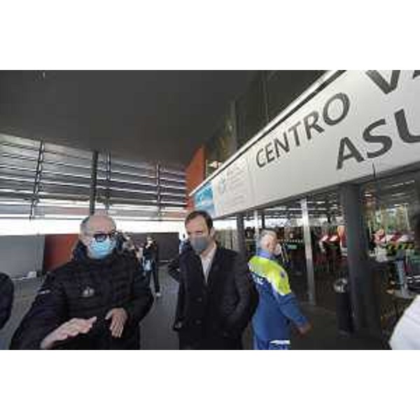 Il governatore del Friuli Venezia Giulia, Massimiliano Fedriga, all'inaugurazione del nuovo centro vaccinale massivo nel padiglione 8 dell'ente Fiera in via della Filatura a Martignacco, assieme al vicegovernatore con delega alla Salute, Riccardo Riccardi. - Il governatore del Friuli Venezia Giulia, Massimiliano Fedriga, all'inaugurazione del nuovo centro vaccinale massivo nel padiglione 8 dell'ente Fiera in via della Filatura a Martignacco, assieme al vicegovernatore con delega alla Salute, Riccardo Riccardi.
