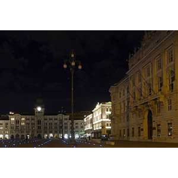 Il Palazzo della Regione Friuli Venezia Giulia, in piazza dell'Unità d'Italia a Trieste, in una delle precedenti edizioni dell'iniziativa "M'illumino di meno" - Il Palazzo della Regione Friuli Venezia Giulia, in piazza dell'Unità d'Italia a Trieste, in una delle precedenti edizioni dell'iniziativa "M'illumino di meno"