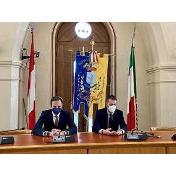 Il governatore della Regiome Massimiliano Fedriga insieme al sindaco di Pordenone Alessandro Ciriani in sala consiliare del Municipio - Il governatore della Regiome Massimiliano Fedriga insieme al sindaco di Pordenone Alessandro Ciriani in sala consiliare del Municipio