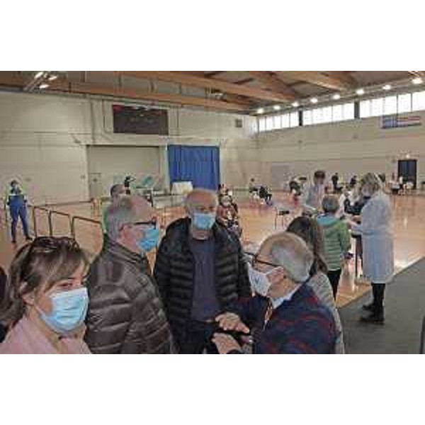 Il vicegovernatore del Friuli Venezia Giulia con delega alla Salute, Riccardo Riccardi, con il sindaco di San Vito al Tagliamento, Antonio Di Bisceglie e il consigliere regionale Alfonso Singh al centro vaccinale allestito nel locale Palasport. - Il vicegovernatore del Friuli Venezia Giulia con delega alla Salute, Riccardo Riccardi, con il sindaco di San Vito al Tagliamento, Antonio Di Bisceglie e il consigliere regionale Alfonso Singh al centro vaccinale allestito nel locale Palasport.