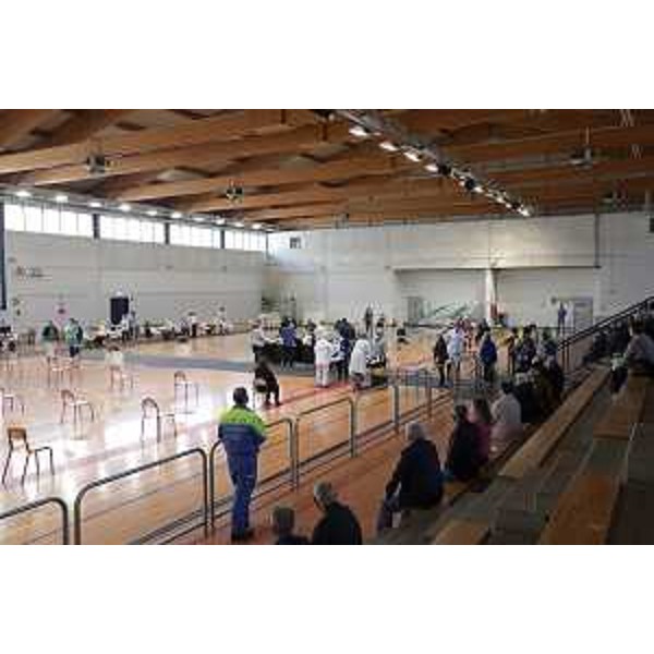 Il centro vaccinale di San Vito al Tagliamento allestito nel locale Palasport - Il centro vaccinale di San Vito al Tagliamento allestito nel locale Palasport