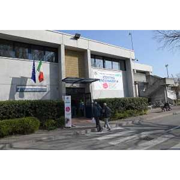 Il centro vaccinale di San Vito al Tagliamento allestito nel locale Palasport. - Il centro vaccinale di San Vito al Tagliamento allestito nel locale Palasport.