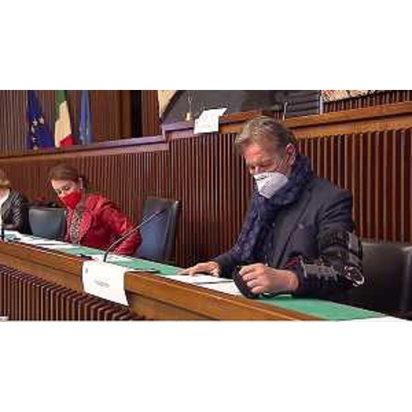 L'assessore Fabio Scoccimarro accanto a Mara Piccin, presidente della IV Commissione - L'assessore Fabio Scoccimarro accanto a Mara Piccin, presidente della IV Commissione