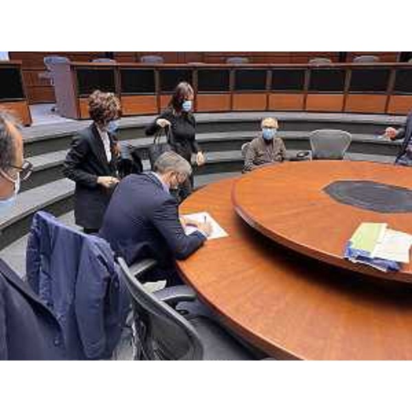 La firma, avvenuta nella sede della Protezione civile regionale di Palmanova, dellaccordo per il coinvolgimento nella campagna vaccinale delle Case di cura private accreditate e delle strutture private ambulatoriali. - La firma, avvenuta nella sede della Protezione civile regionale di Palmanova, dellaccordo per il coinvolgimento nella campagna vaccinale delle Case di cura private accreditate e delle strutture private ambulatoriali.