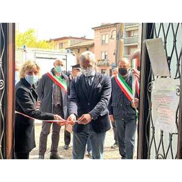 L'assessore Zilli con il presidente del Consiglio regionale Piero Mauro Zanin inaugurano la mostra fotografica dedicata alle attività del gruppo in Fvg e all'estero - L'assessore Zilli con il presidente del Consiglio regionale Piero Mauro Zanin inaugurano la mostra fotografica dedicata alle attività del gruppo in Fvg e all'estero