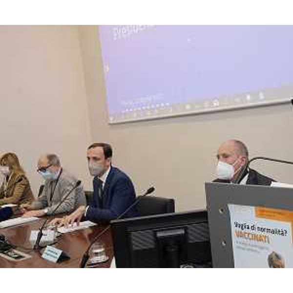Il governatore del Friuli Venezia Giulia, Massimiliano Fedriga, e il vicegovernatore con delega alla Salute, Riccardo Riccardi, durante la presentazione del nuovo strumento di prenotazione dei vaccini anti Covid-19. - Il governatore del Friuli Venezia Giulia, Massimiliano Fedriga, e il vicegovernatore con delega alla Salute, Riccardo Riccardi, durante la presentazione del nuovo strumento di prenotazione dei vaccini anti Covid-19.